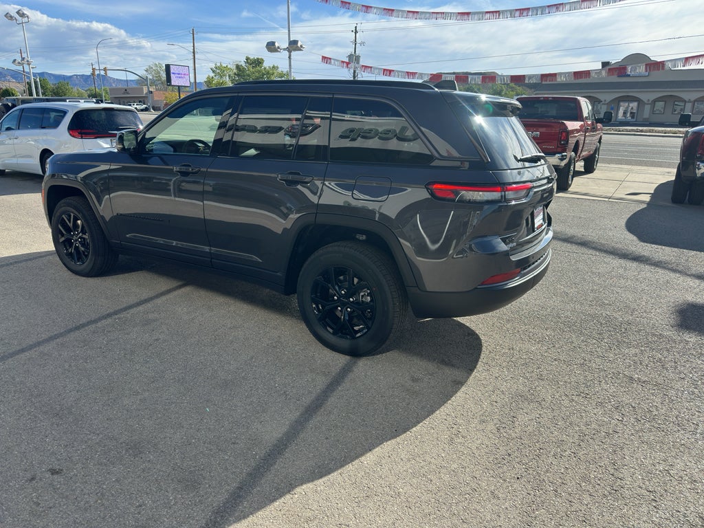 2026 Jeep Grand Cherokee Laredo Altitude