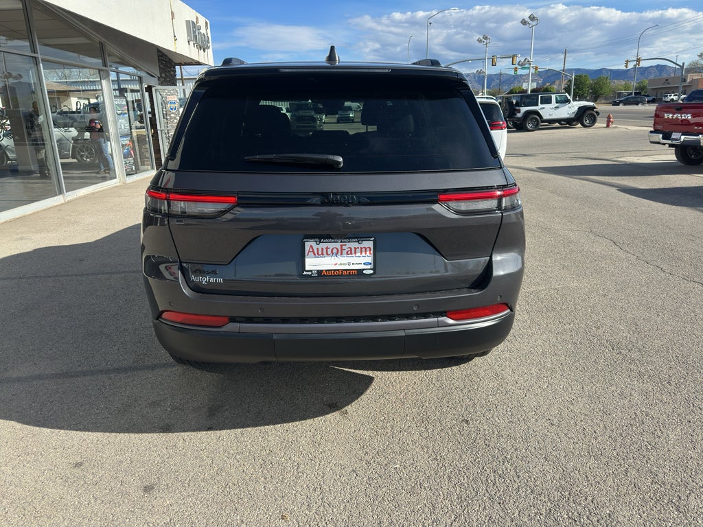 2026 Jeep Grand Cherokee Laredo Altitude
