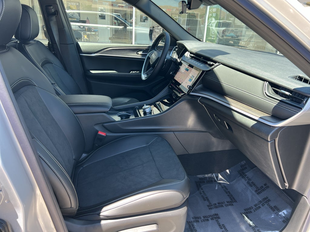 2026 Jeep Grand Cherokee Laredo Altitude