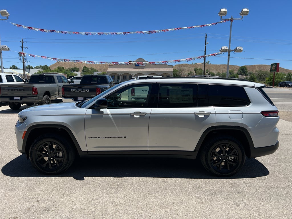 2026 Jeep Grand Cherokee Laredo Altitude