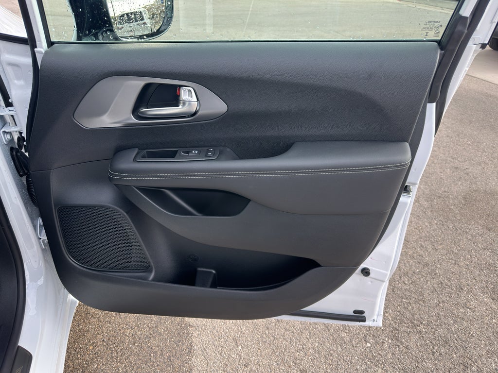 2025 Chrysler Voyager LX