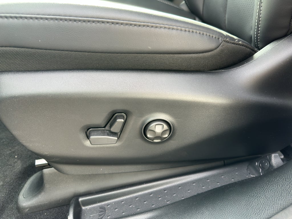 2025 Chrysler Voyager LX