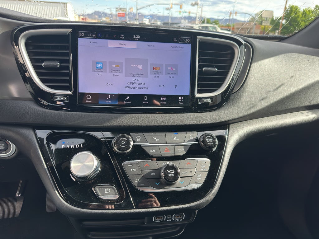 2025 Chrysler Voyager LX