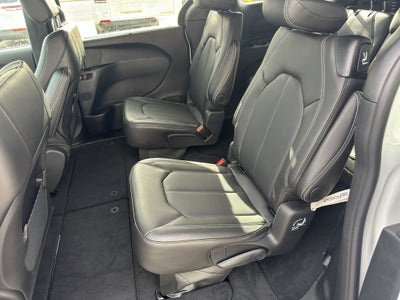 2025 Chrysler Voyager LX