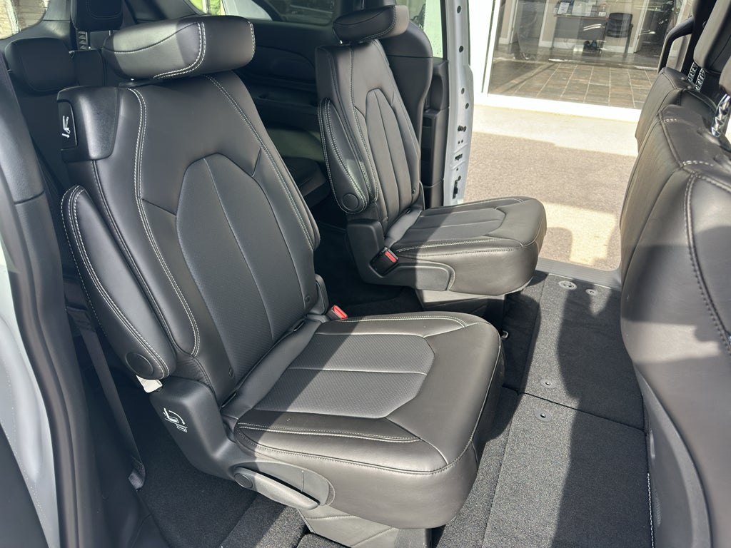 2025 Chrysler Voyager LX