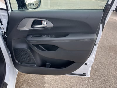 2025 Chrysler Voyager LX