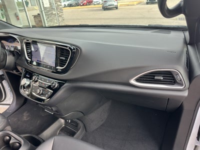 2025 Chrysler Voyager LX