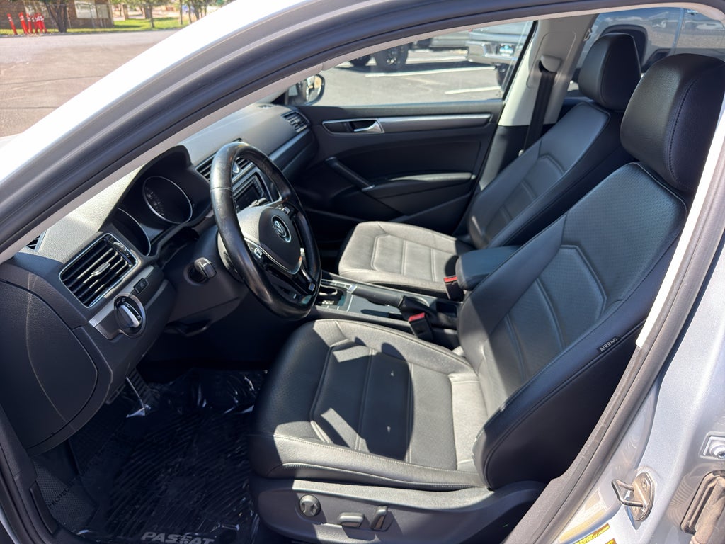 2017 Volkswagen Passat R-Line w/Comfort Pkg
