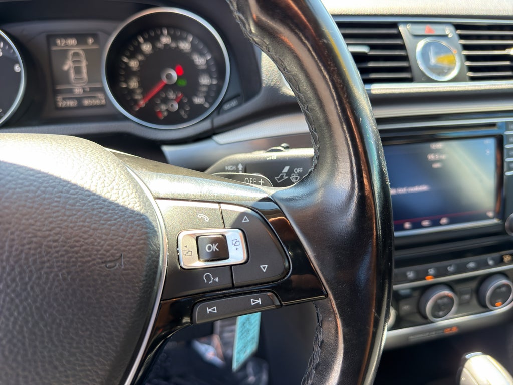 2017 Volkswagen Passat R-Line w/Comfort Pkg