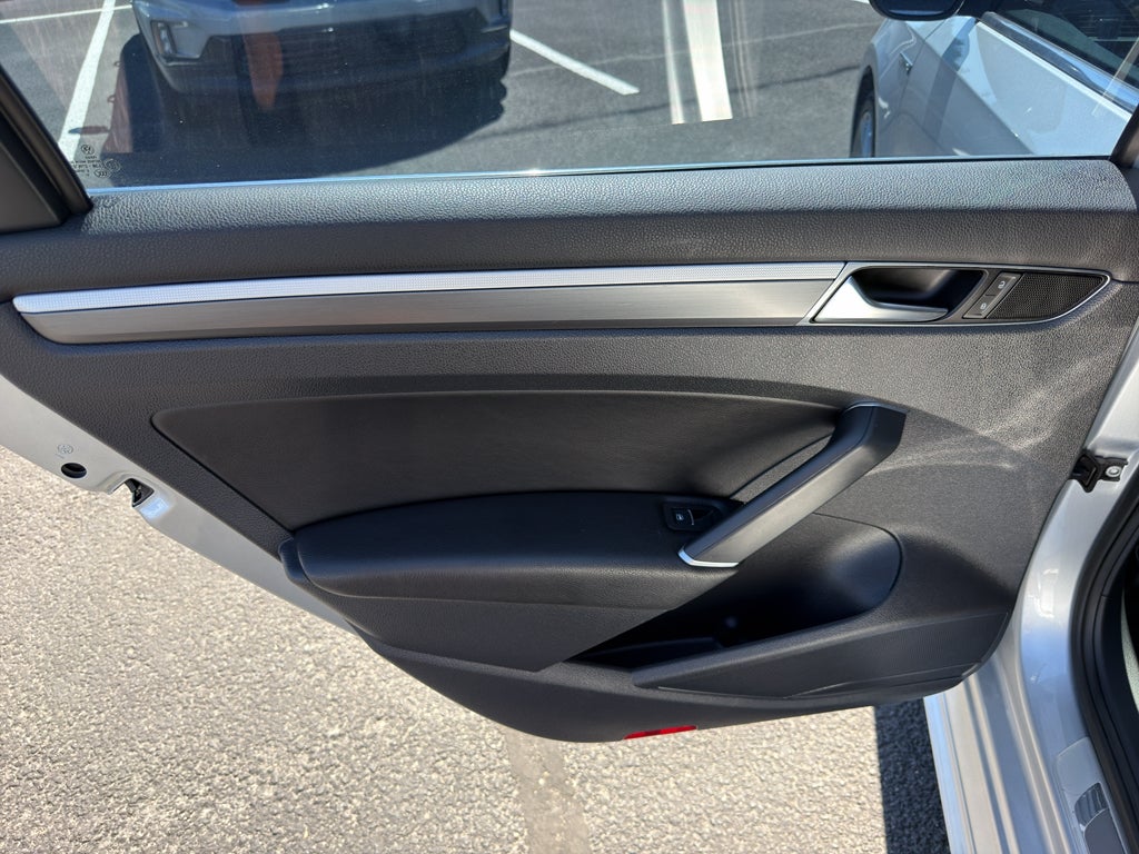 2017 Volkswagen Passat R-Line w/Comfort Pkg