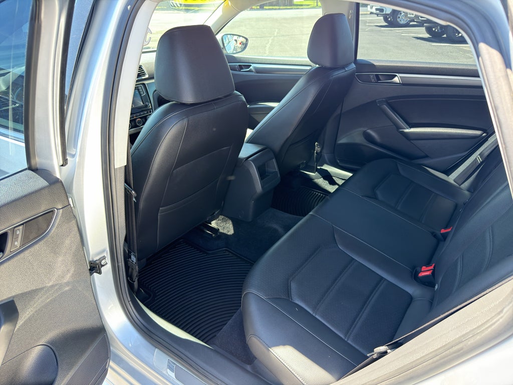 2017 Volkswagen Passat R-Line w/Comfort Pkg