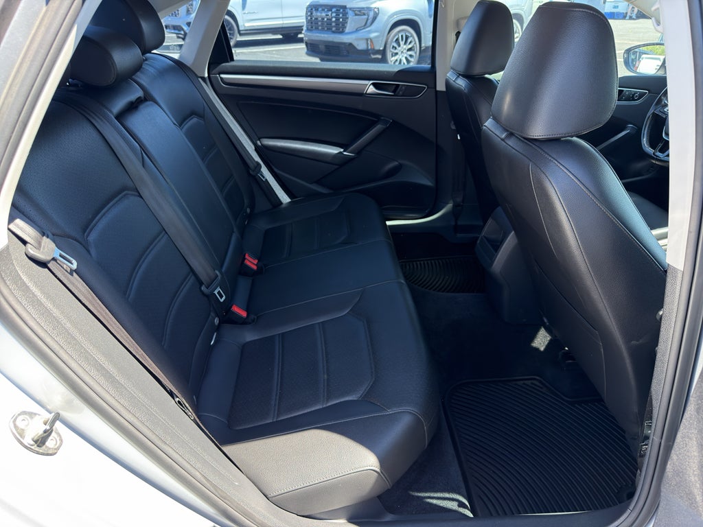 2017 Volkswagen Passat R-Line w/Comfort Pkg