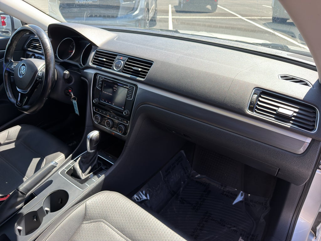 2017 Volkswagen Passat R-Line w/Comfort Pkg